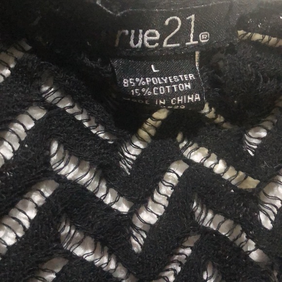 🌹🌹Rue21 Black Short Sleeve Shrug Size L🌹🌹 - Picture 2 of 5